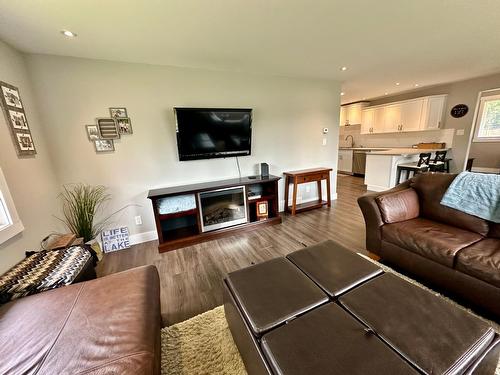10 Skands Road, Christina Lake, BC - Indoor Photo Showing Living Room
