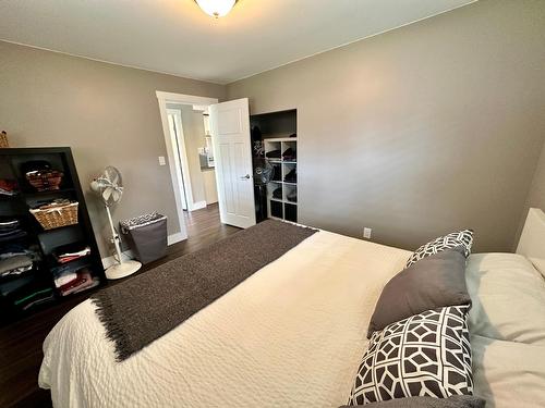 10 Skands Road, Christina Lake, BC - Indoor Photo Showing Bedroom