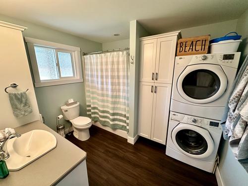 10 Skands Road, Christina Lake, BC - Indoor Photo Showing Laundry Room