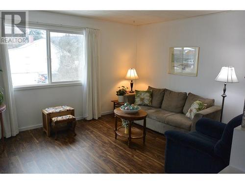 763 Broughton Avenue, Quesnel, BC - Indoor Photo Showing Living Room