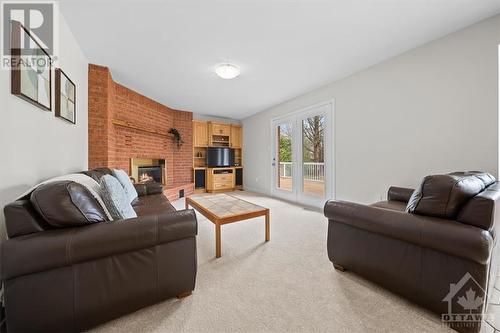 6249 Flewellyn Road, Ottawa, ON - Indoor Photo Showing Living Room