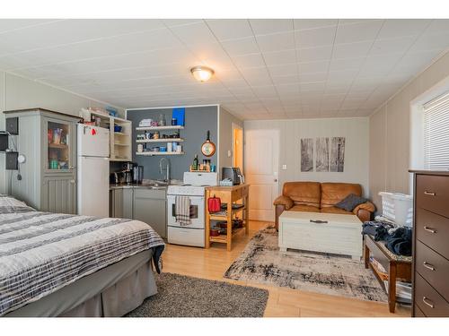 2624 Columbia Avenue, Castlegar, BC - Indoor Photo Showing Bedroom