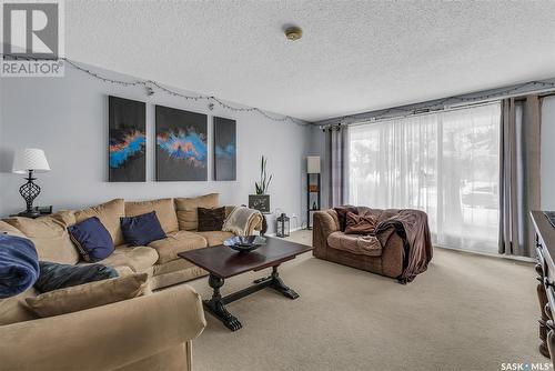 417 Preston Avenue S, Saskatoon, SK - Indoor Photo Showing Living Room