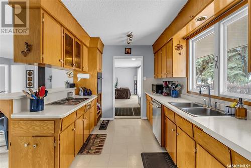 417 Preston Avenue S, Saskatoon, SK - Indoor Photo Showing Kitchen With Double Sink