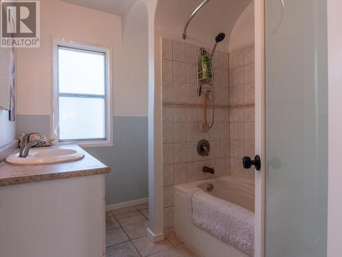 1027 Government Street, Penticton, BC - Indoor Photo Showing Bathroom