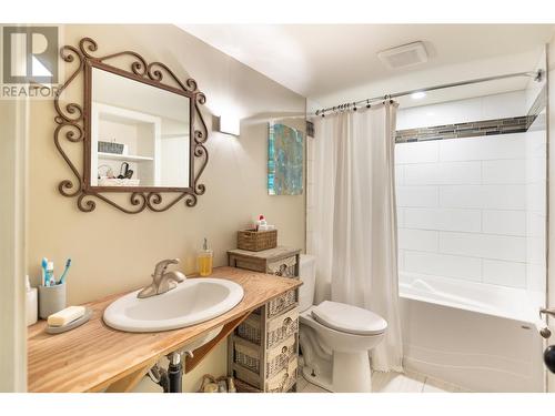 746 Fuller Avenue, Kelowna, BC - Indoor Photo Showing Bathroom