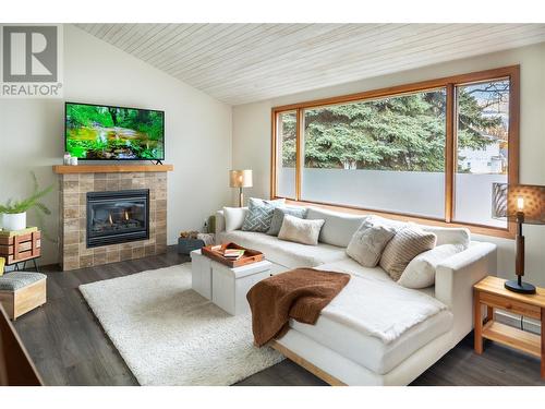 746 Fuller Avenue, Kelowna, BC - Indoor Photo Showing Living Room With Fireplace