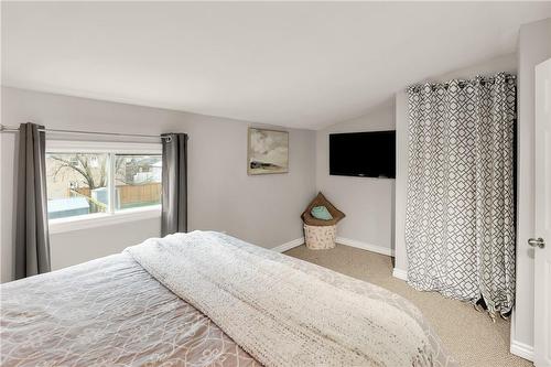 187 East 24Th Street, Hamilton, ON - Indoor Photo Showing Bedroom