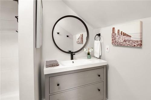 187 East 24Th Street, Hamilton, ON - Indoor Photo Showing Bathroom