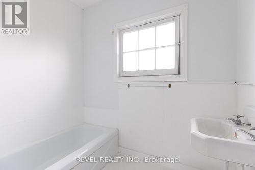 3042 Bethune Avenue, Fort Erie, ON - Indoor Photo Showing Bathroom
