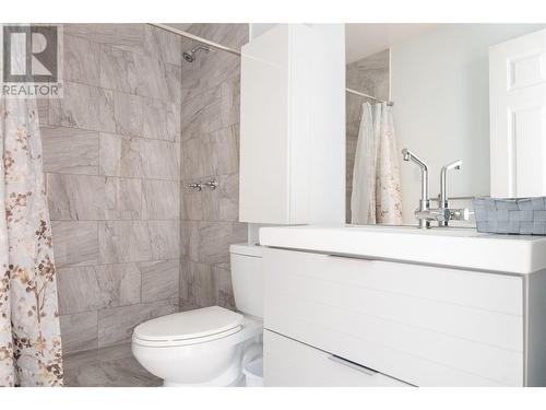 1343 Highland Drive S Unit# 2, Kelowna, BC - Indoor Photo Showing Bathroom