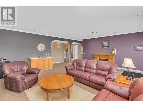 820 Mckenzie Road Unit# 16, Kelowna, BC - Indoor Photo Showing Living Room