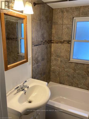 6023 Montrose Road, Niagara Falls, ON - Indoor Photo Showing Bathroom