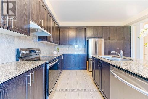 42 Sparkle Drive, Thorold, ON - Indoor Photo Showing Kitchen With Double Sink With Upgraded Kitchen