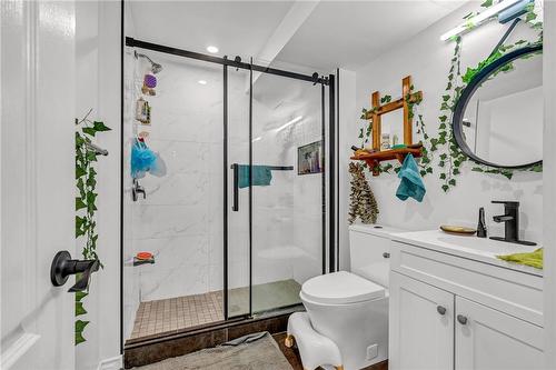 9 Mulock Avenue, Hamilton, ON - Indoor Photo Showing Bathroom