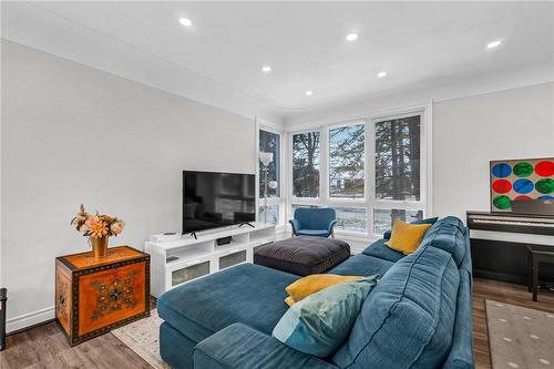 9 Mulock Avenue, Hamilton, ON - Indoor Photo Showing Living Room