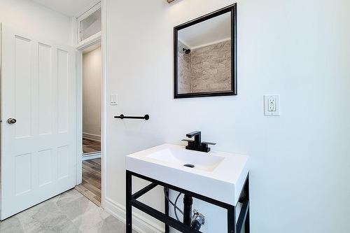 36 Erie Avenue|Unit #2 Upper, Hamilton, ON - Indoor Photo Showing Bathroom