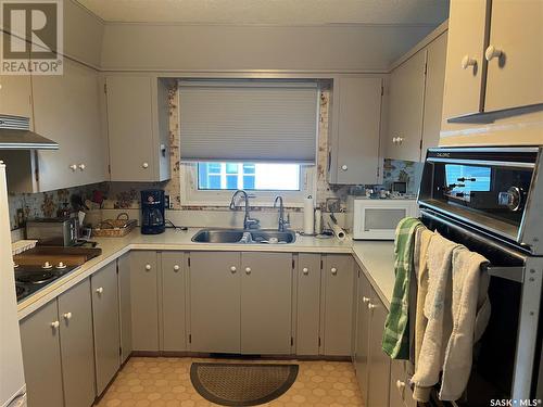 407 3Rd Street E, Wynyard, SK - Indoor Photo Showing Kitchen With Double Sink