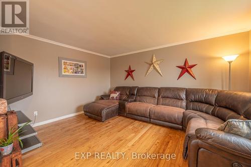 49 Duke St, Kawartha Lakes, ON - Indoor Photo Showing Living Room