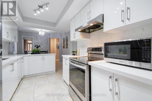 5558 Cortina Cres, Mississauga, ON - Indoor Photo Showing Kitchen