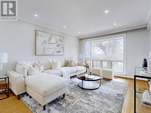 25 Rabton Crt, Toronto, ON - Indoor Photo Showing Living Room