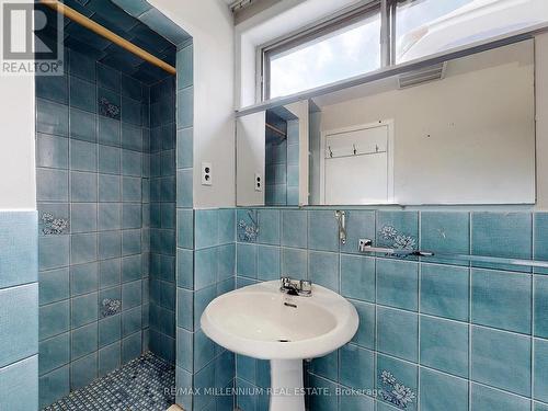 25 Rabton Crt, Toronto, ON - Indoor Photo Showing Bathroom