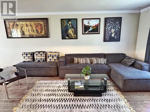 68 Exbury Rd, Toronto, ON - Indoor Photo Showing Living Room