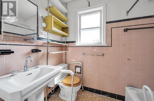 1 Sprucedale Pl, Toronto, ON - Indoor Photo Showing Bathroom