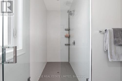 65 Derwyn Rd, Toronto, ON - Indoor Photo Showing Bathroom