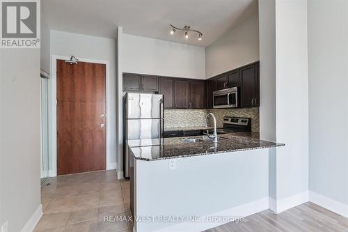 206 - 4700 Highway 7 Avenue, Vaughan, ON - Indoor Photo Showing Kitchen