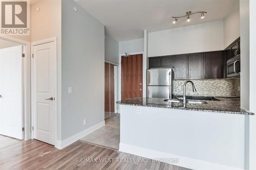 206 - 4700 Highway 7 Avenue, Vaughan, ON - Indoor Photo Showing Kitchen