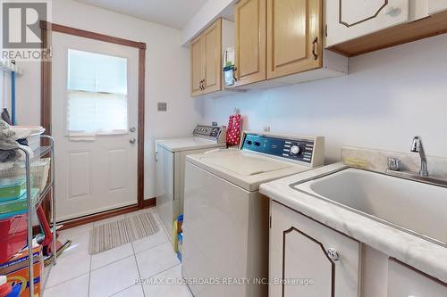 29 Glouster Crt, Richmond Hill, ON - Indoor Photo Showing Laundry Room