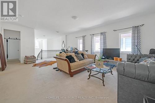 3 John Weddell Ave, East Gwillimbury, ON - Indoor Photo Showing Living Room