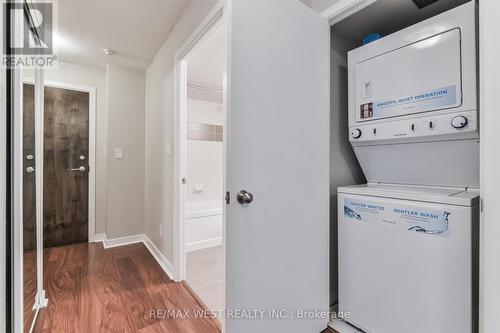 903 - 33 Bay Street, Toronto, ON - Indoor Photo Showing Laundry Room