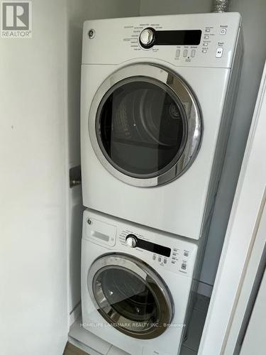 #1602 -11 Charlotte St, Toronto, ON - Indoor Photo Showing Laundry Room