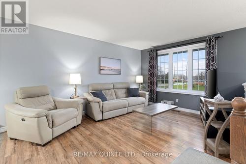 1 Ridgeview Lane, Quinte West, ON - Indoor Photo Showing Living Room