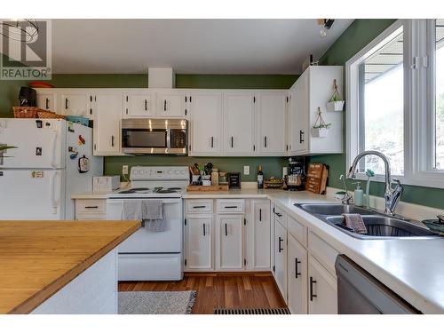 4962 Meadowbrook Road, Prince George, BC - Indoor Photo Showing Kitchen With Double Sink