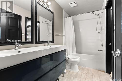 2363 Brodie Bay E, Regina, SK - Indoor Photo Showing Bathroom