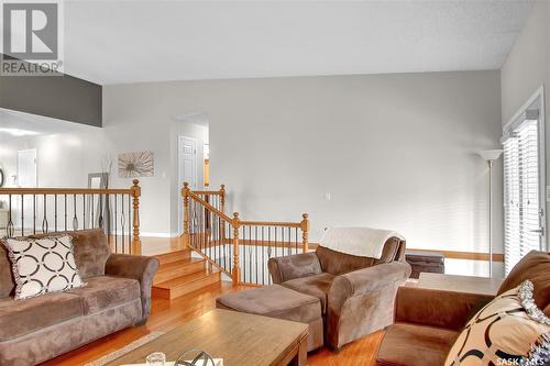 2727 Silverman Bay, Regina, SK - Indoor Photo Showing Living Room