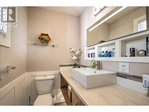 655 Clifton Road S, Kelowna, BC - Indoor Photo Showing Bathroom