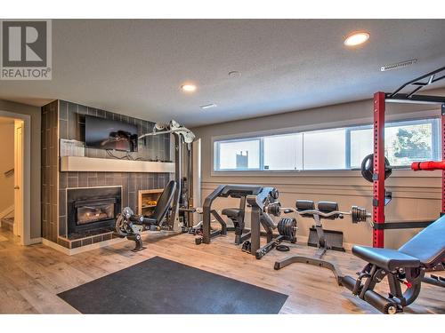 655 Clifton Road S, Kelowna, BC - Indoor With Fireplace
