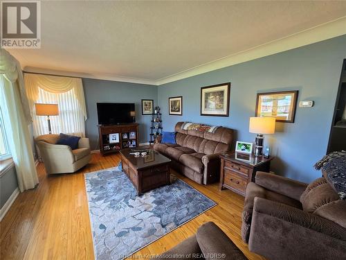 260 Mcnaughton Avenue West, Chatham, ON - Indoor Photo Showing Living Room