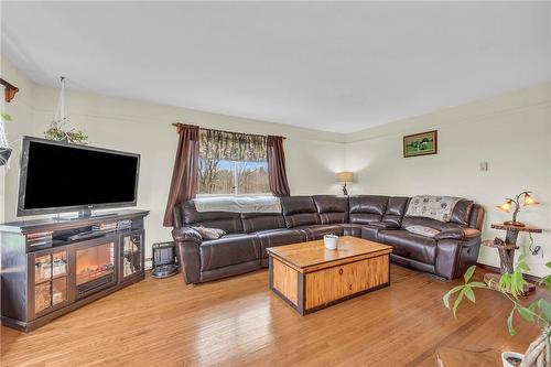 1121 Indiana Road E, Canfield, ON - Indoor Photo Showing Living Room