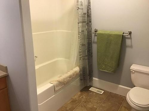 919 Dominion Street, Kamloops, BC - Indoor Photo Showing Bathroom