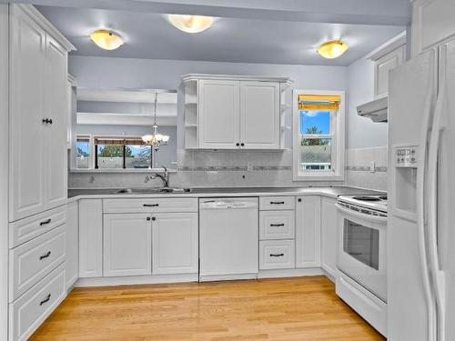 29-1810 Springhill Drive, Kamloops, BC - Indoor Photo Showing Kitchen