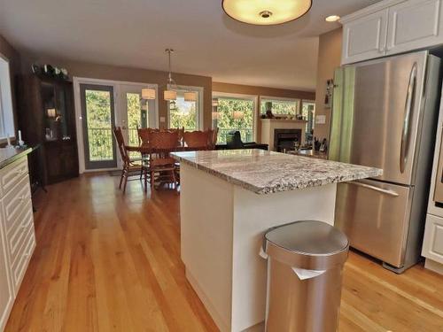 4830 Goodwin Road, South Shuswap, BC - Indoor Photo Showing Kitchen With Upgraded Kitchen