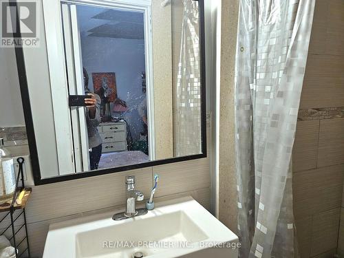 454 Gerrard Street E, Toronto, ON - Indoor Photo Showing Bathroom