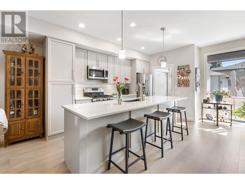 987 Laurier Avenue, Kelowna, BC - Indoor Photo Showing Kitchen With Upgraded Kitchen