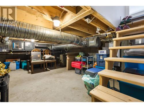 987 Laurier Avenue, Kelowna, BC - Indoor Photo Showing Garage