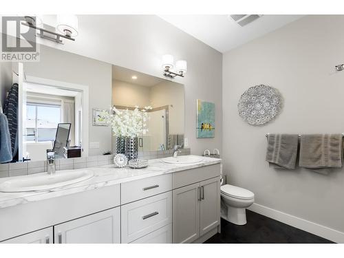987 Laurier Avenue, Kelowna, BC - Indoor Photo Showing Bathroom
